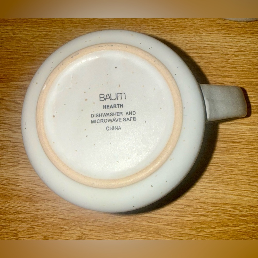 Bloomingdale’s set of 4 mugs NWOT - Picture 3 of 3